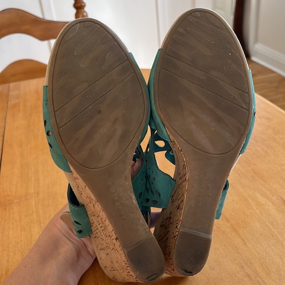 🦚Anne Klein Floral Cut Out Wedges - Picture 5 of 7